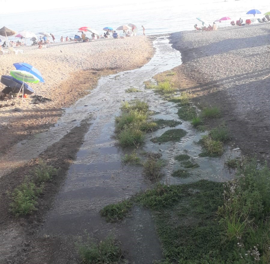El acufero de La Sandovala se saliniza tras el continuado vertido de aguas del edificio del Mercadona al mar